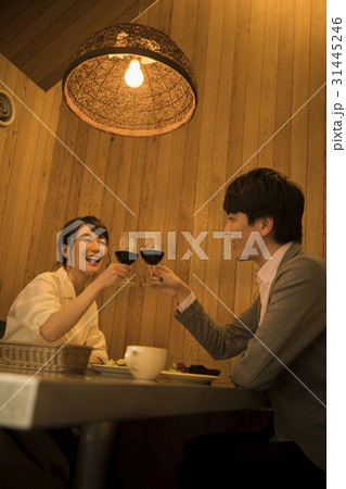 個室で乾杯するカップル 個室で乾杯するカップル 31445246