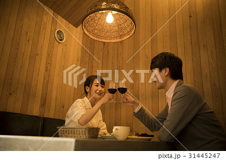 個室で乾杯するカップル 個室で乾杯するカップル 31445247