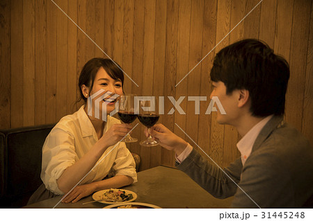 個室で乾杯するカップル 個室で乾杯するカップル 31445248