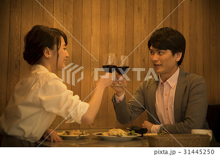 個室で乾杯するカップル 個室で乾杯するカップル 31445250