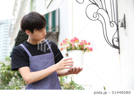 植木鉢を持つ男性 植木鉢を持つ男性 31446080
