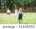 子供と公園　シャボン玉 31446952