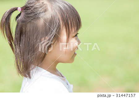 子供と公園 シャボン玉の写真素材