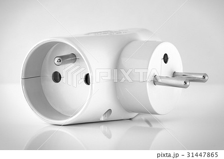 Compact space-saver grounded power outlet splitter 31447865