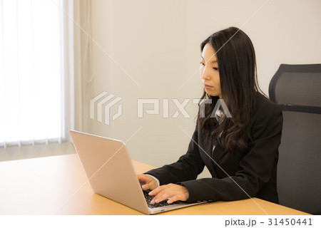 若い女性、OL、パソコン、ビジネス、会議室、上半身、正面、 若い女性、OL、パソコン、ビジネス、会議室、上半身、正面、 31450441