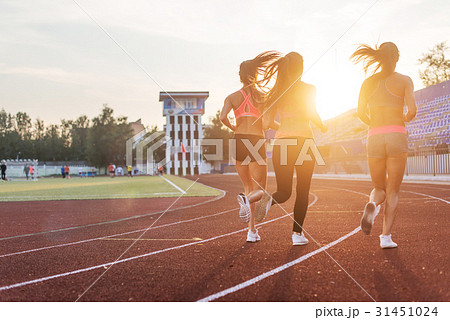 Rear view of women athletes running together in 31451024