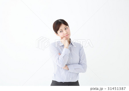 悩む女性 31451387