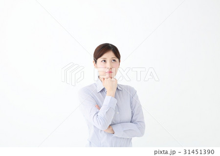 悩む女性 31451390