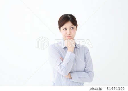 悩む女性 悩む女性 31451392