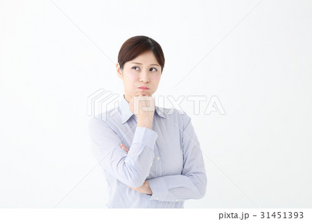 悩む女性 悩む女性 31451393