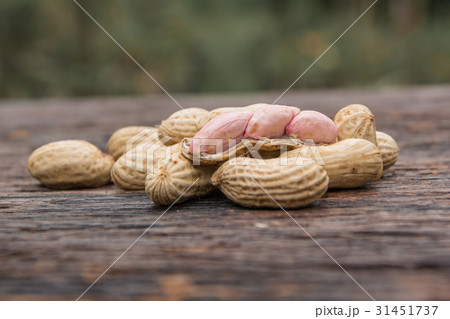 peanuts in shells with fresh groundnut on wooden peanuts in shells with fresh groundnut on wooden 31451737
