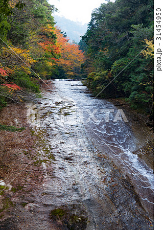 紅葉と滑床渓谷 雪輪の滝 愛媛県松野町 の写真素材