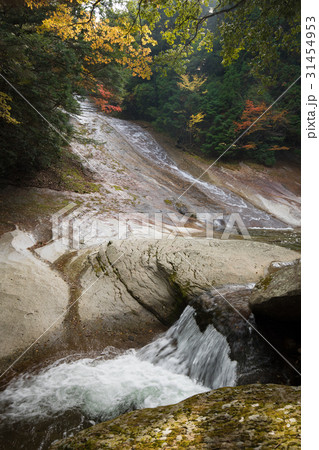 紅葉と滑床渓谷 雪輪の滝 愛媛県松野町 の写真素材