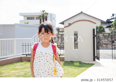 家に帰る小学生 31455057