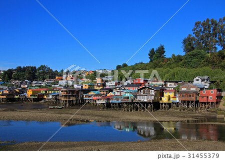 Palafito houses on stilts in Castro, Chiloe Island 31455379
