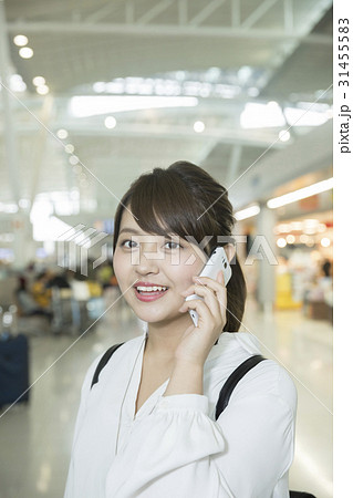空港内で通話をする若い女性 空港内で通話をする若い女性 31455583