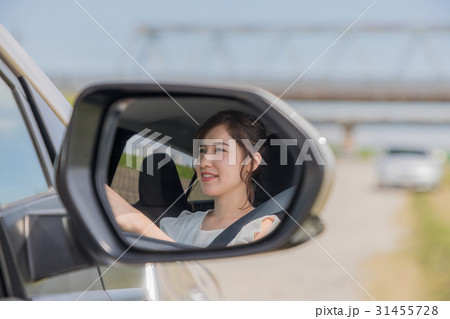 ミラーに映る女性ドライバー ミラーに映る女性ドライバー 31455728