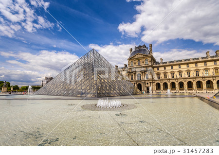Louvre Museum Pyramid, Paris, France Louvre Museum Pyramid, Paris, France 31457283
