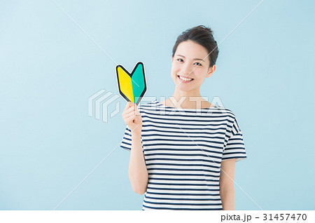 初心者マークを持つ女性（水色） 31457470