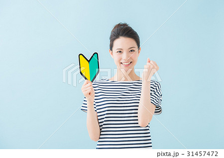 初心者マークを持つ女性（水色） 31457472