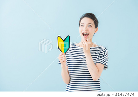 初心者マークを持つ女性(水色) 初心者マークを持つ女性(水色) 31457474