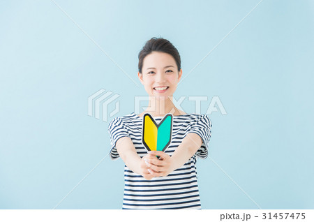 初心者マークを持つ女性(水色) 初心者マークを持つ女性(水色) 31457475