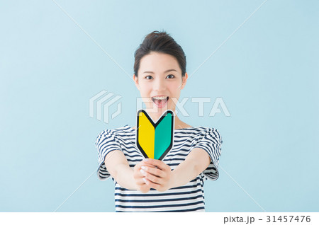 初心者マークを持つ女性（水色） 31457476