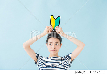 初心者マークを持つ女性（水色） 31457480
