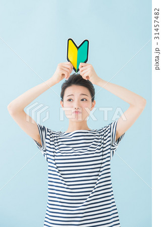 初心者マークを持つ女性（水色） 31457482