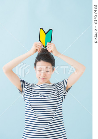 初心者マークを持つ女性（水色） 31457483