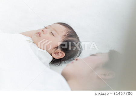 子育て　寝顔 31457700
