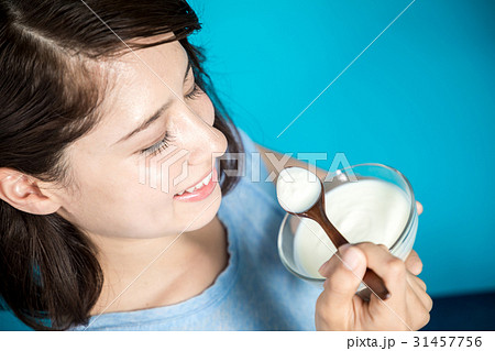 ヨーグルトを食べる女性 ヨーグルトを食べる女性 31457756