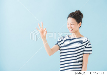 20代女性　丸ポーズ（青背景） 31457824