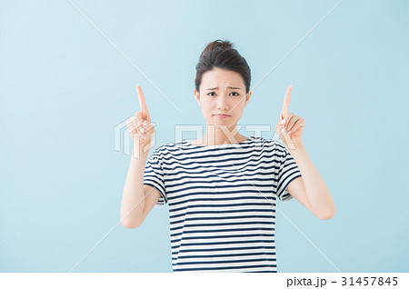 20代女性 指さし(青背景) 20代女性 指さし(青背景) 31457845