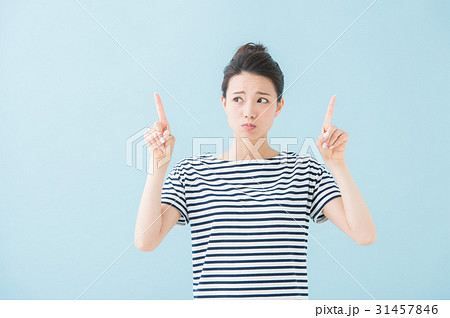 20代女性　指さし（青背景） 31457846