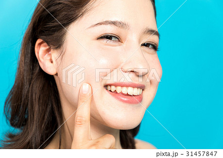 お肌をチェックする女性 31457847