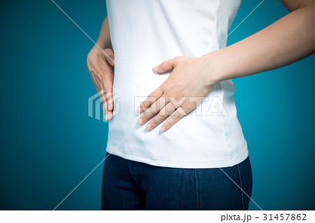 お腹に手を当てる女性 31457862