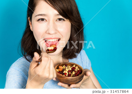 ミックスナッツを食べる女性 ミックスナッツを食べる女性 31457864