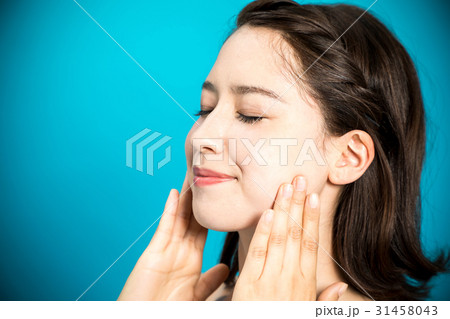小顔マッサージをする女性 31458043