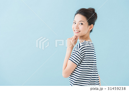 カジュアル 20代女性(青背景) カジュアル 20代女性(青背景) 31459238