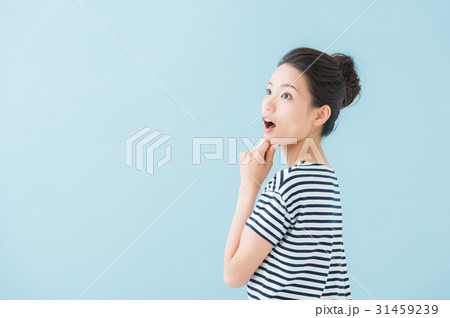 カジュアル　20代女性（青背景） 31459239