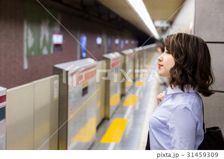 地下鉄を待つ女性 31459309