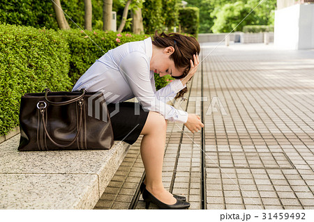 落ち込む女性 落ち込む女性 31459492