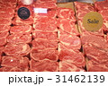 ショーケースにずらりと並んだステーキ肉 31462139