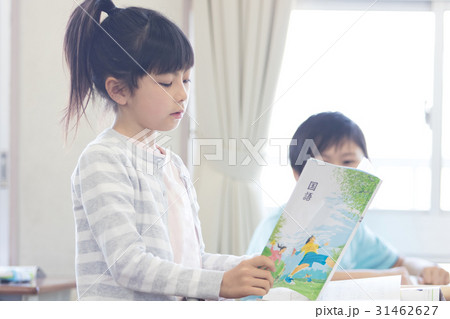 教室で勉強する小学生 31462627
