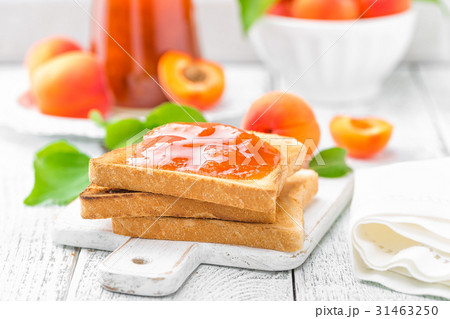 Toasts of bread with apricot jam and fresh fruits Toasts of bread with apricot jam and fresh fruits 31463250