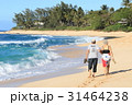 海辺を散歩する仲睦まじい夫婦 31464238