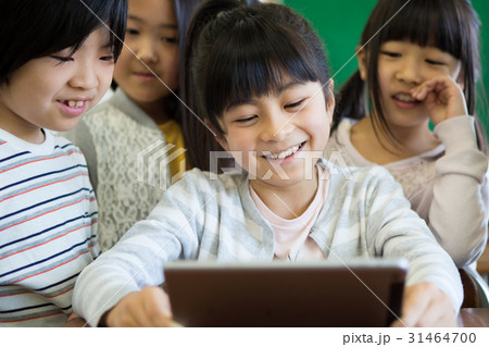 タブレットを使う小学生 タブレットを使う小学生 31464700