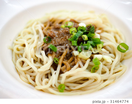 ジャージャー麺 炸醤麺 胡麻 31464774