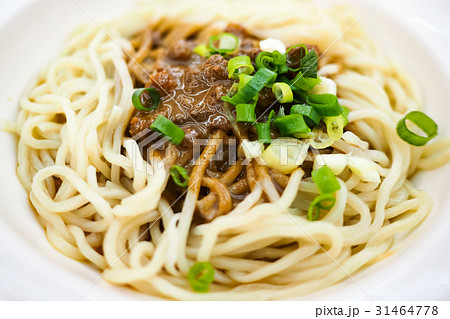 ジャージャー麺 炸醤麺 胡麻 31464778